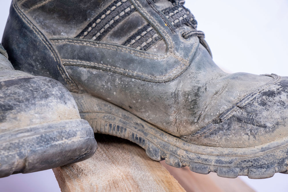 Eksempel på støvler med revner og skader fordi de ikke er blevet plejet.
